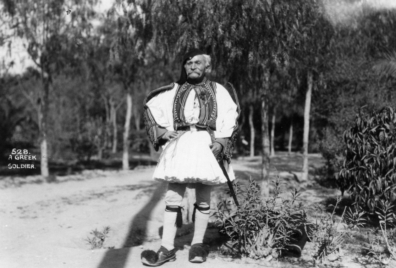 Un soldado griego en uniforme tradicional, c1920s-c1930s de Unbekannt