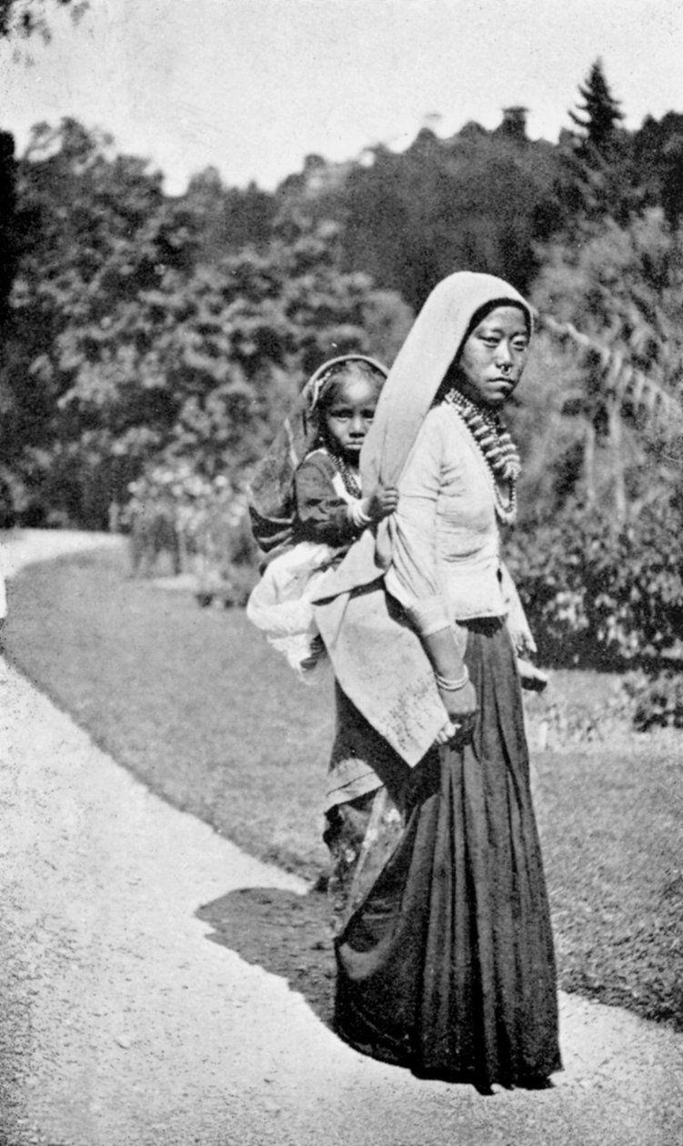 Una mujer nepalí con su hijo, c. 1910 de Unbekannt