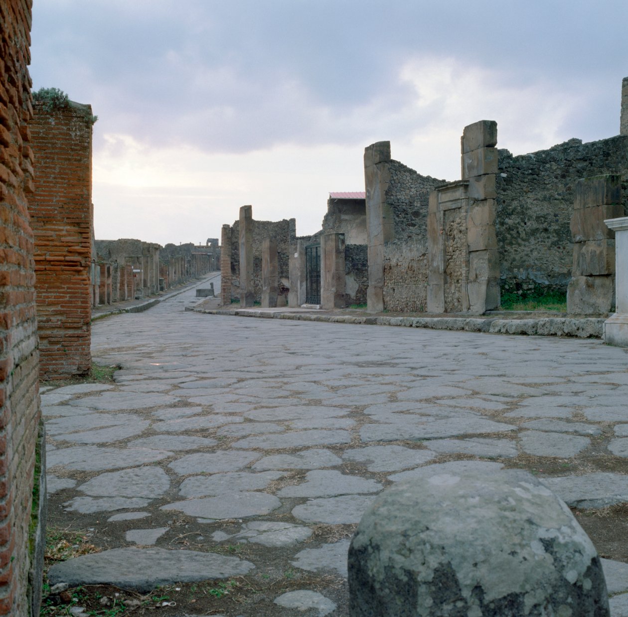 Una carretera romana empedrada en Pompeya, Italia de Unbekannt