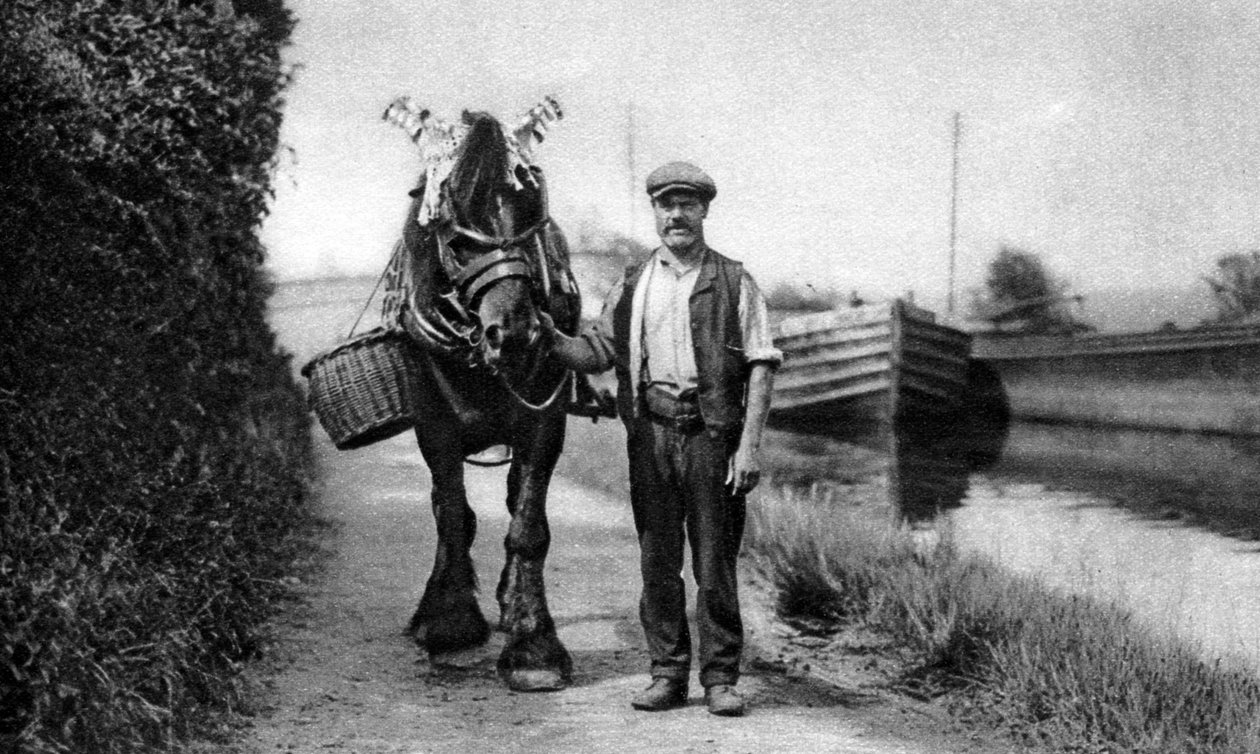 Un caballo tirando de una barcaza de canal de Unbekannt