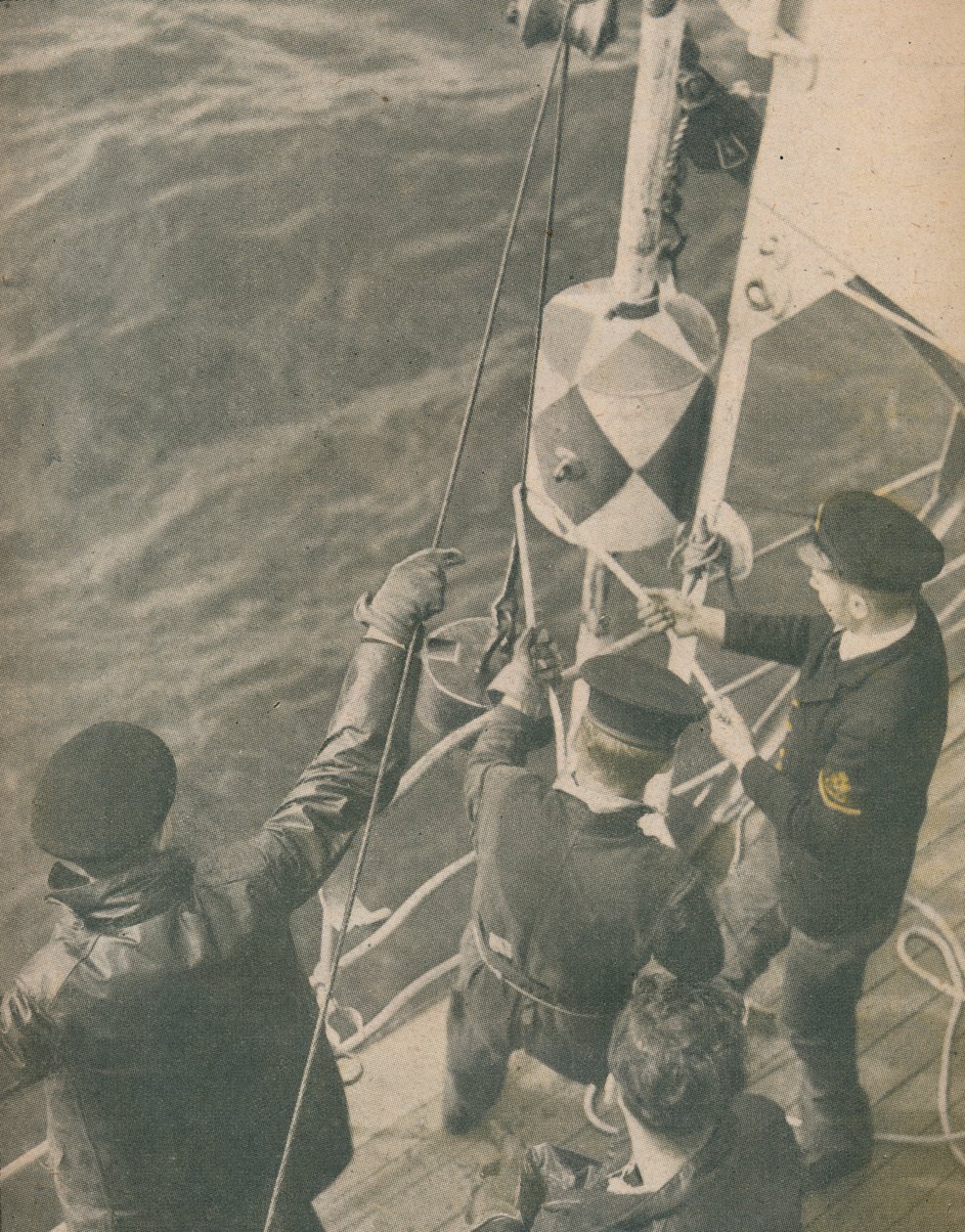 A bordo de un dragaminas británico, 1945 de Unbekannt