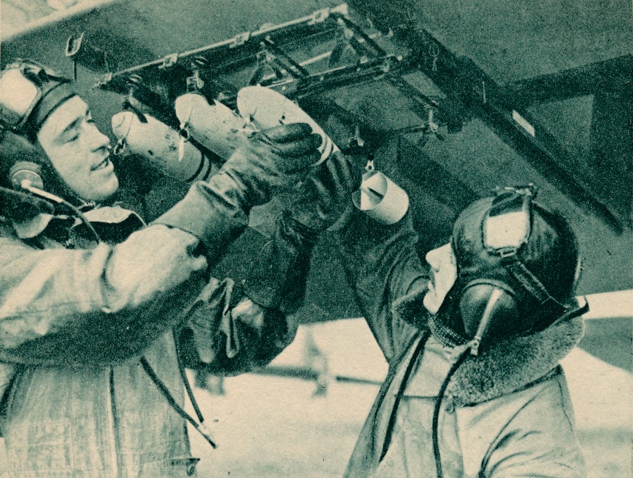 Observador aéreo recibiendo entrenamiento de bombardeo, 1940 de Unbekannt