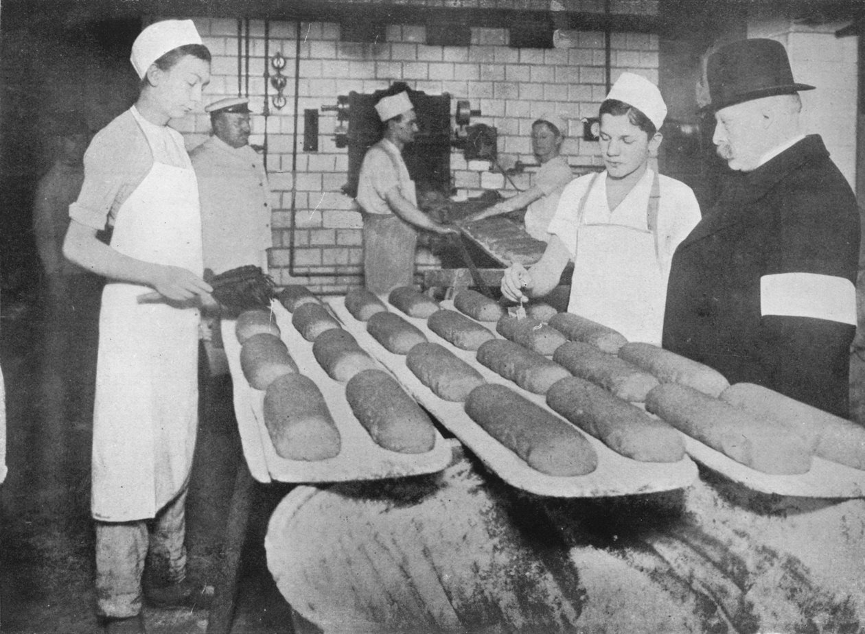 Un inspector visitando una panadería en Berlín, 1915 de Unbekannt