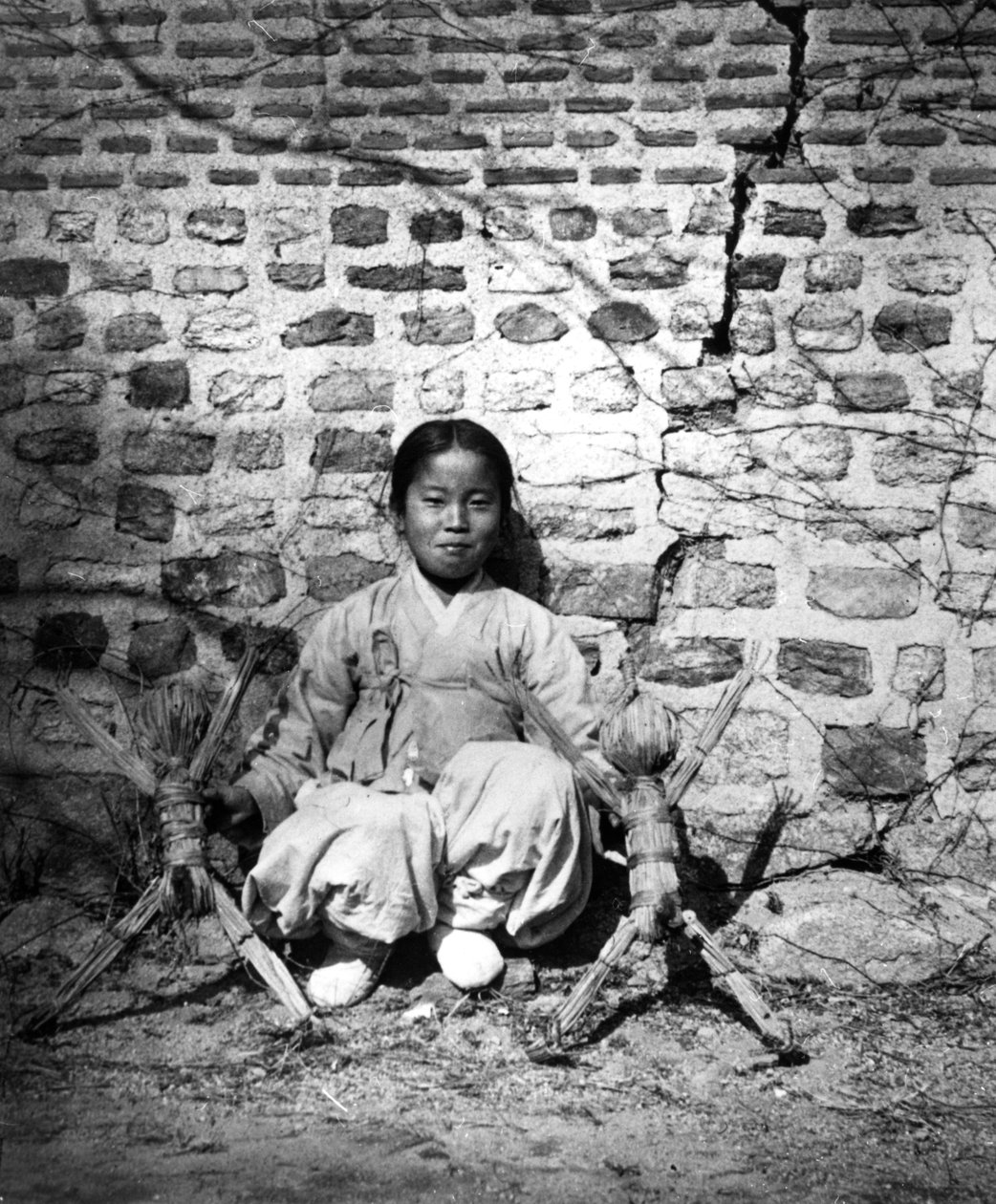 Niño sentado junto a una pared, Corea, c. 1900 de Unbekannt
