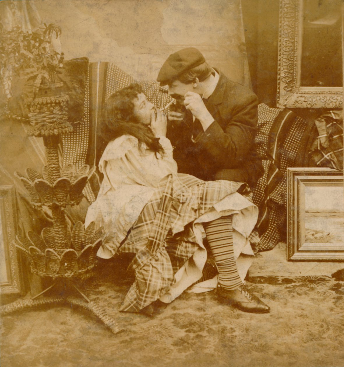 Pareja encendiendo un cigarrillo el uno al otro, 1900 de Unbekannt