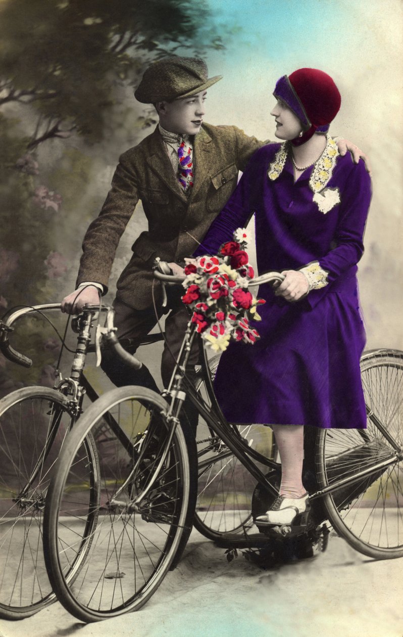 Pareja caminando junto a una bicicleta de Unbekannt