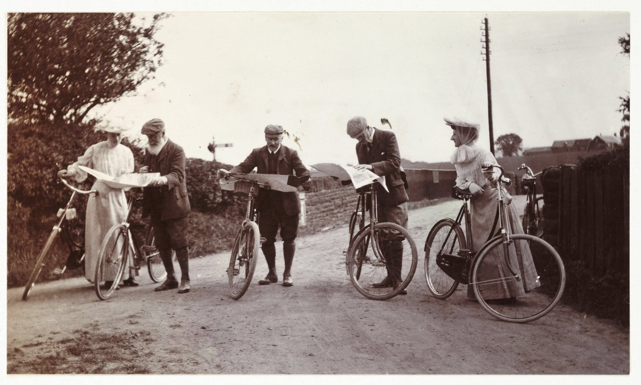 Ciclistas mirando mapas, c 1900 de Unbekannt