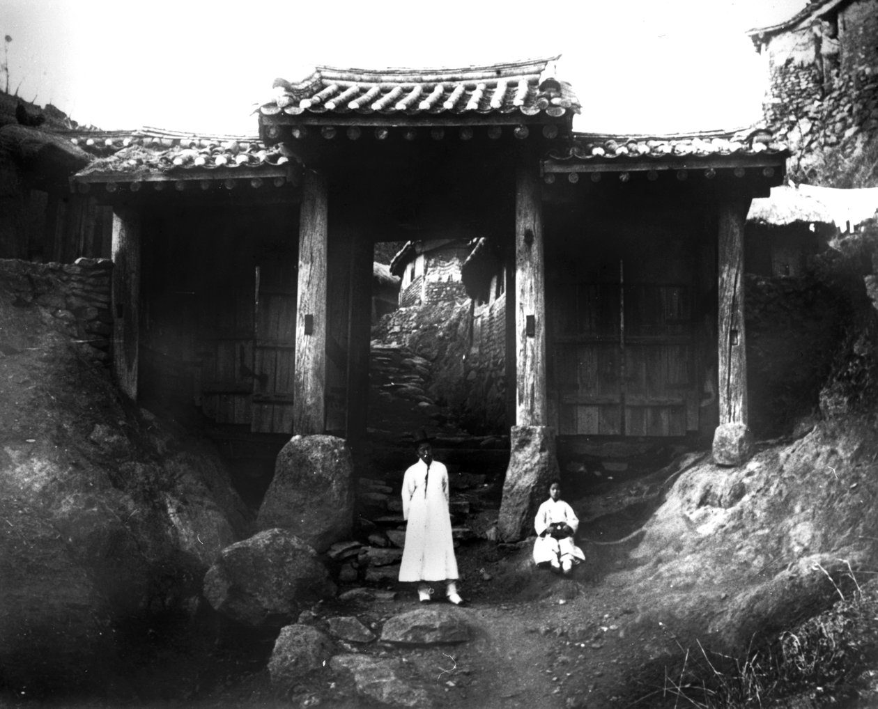 Entrada a un pueblo, Corea, 1900 de Unbekannt