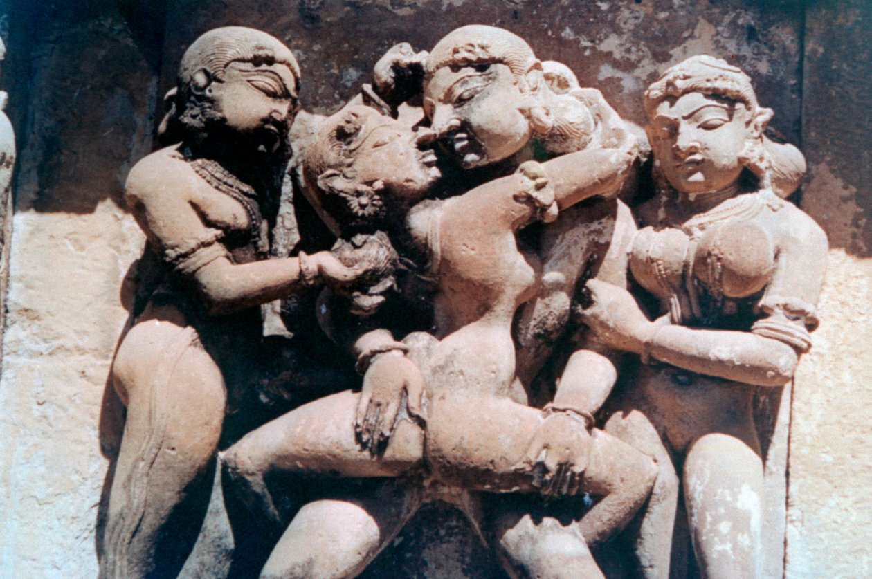 Escultura erótica, Khajuraho, India. c. 950-1050. Siglo XX de Unbekannt