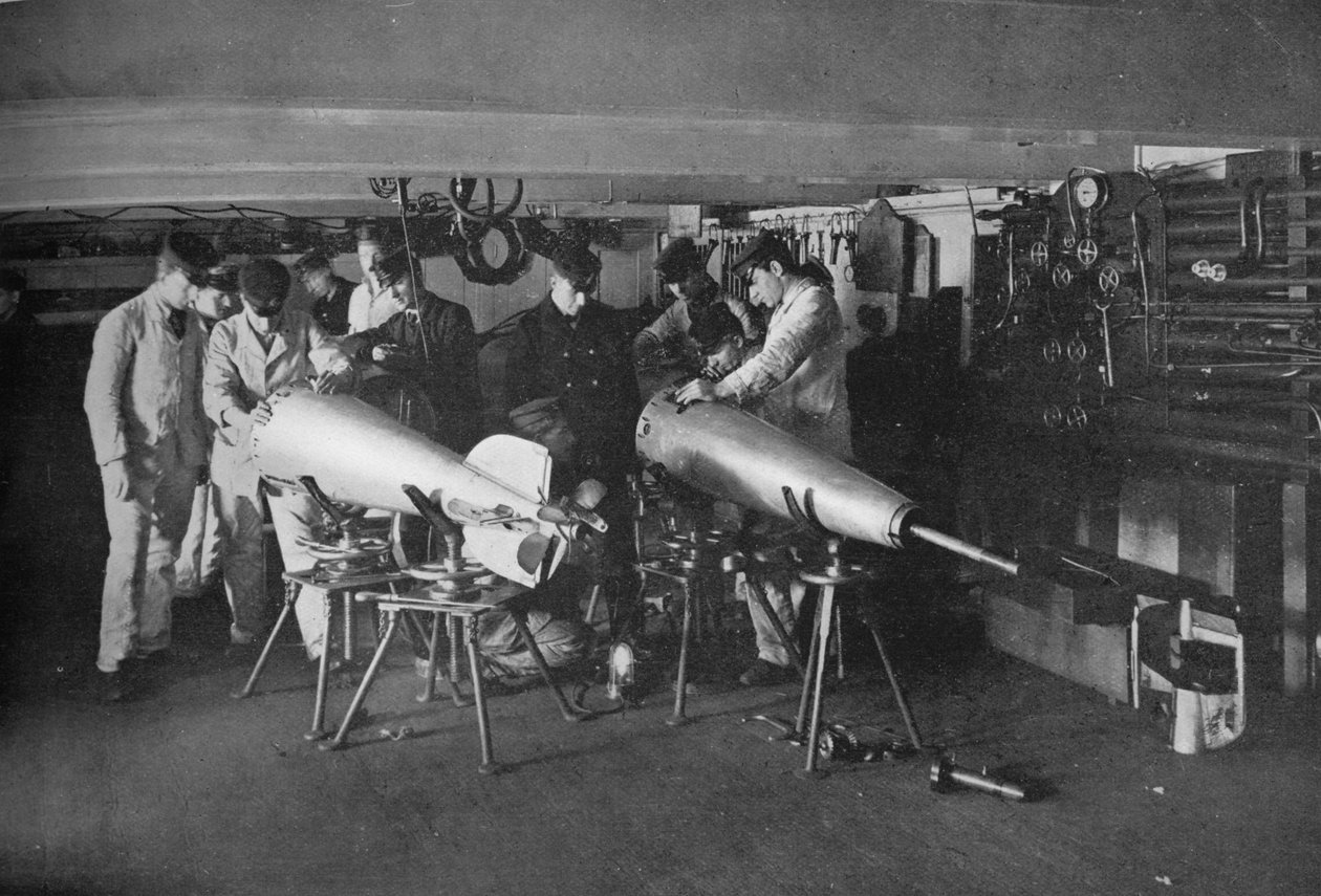 Examinando un torpedo, 1914 de Unbekannt