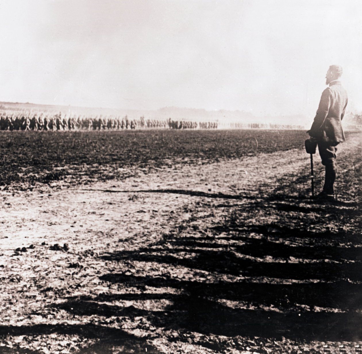 General Henri Gouraud inspeccionando el campo de tropas, c1914-c1918 de Unbekannt