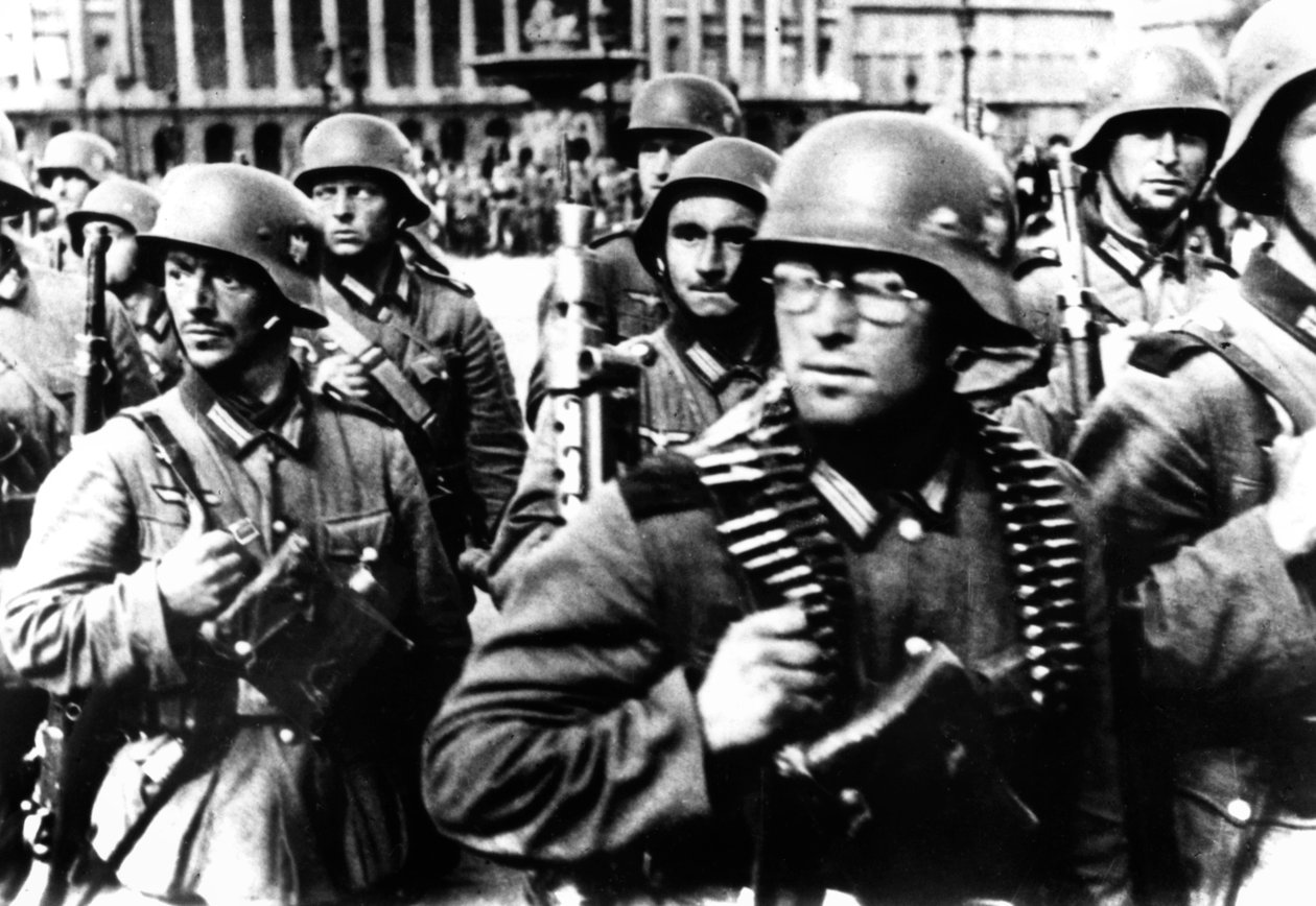 Soldados alemanes marchando en París, 14 de junio de 1940 de Unbekannt