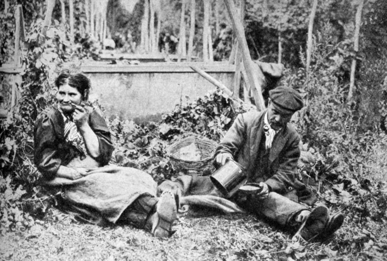 Recolectores de lúpulo, campos de lúpulo de Kent, c1922 de Unbekannt