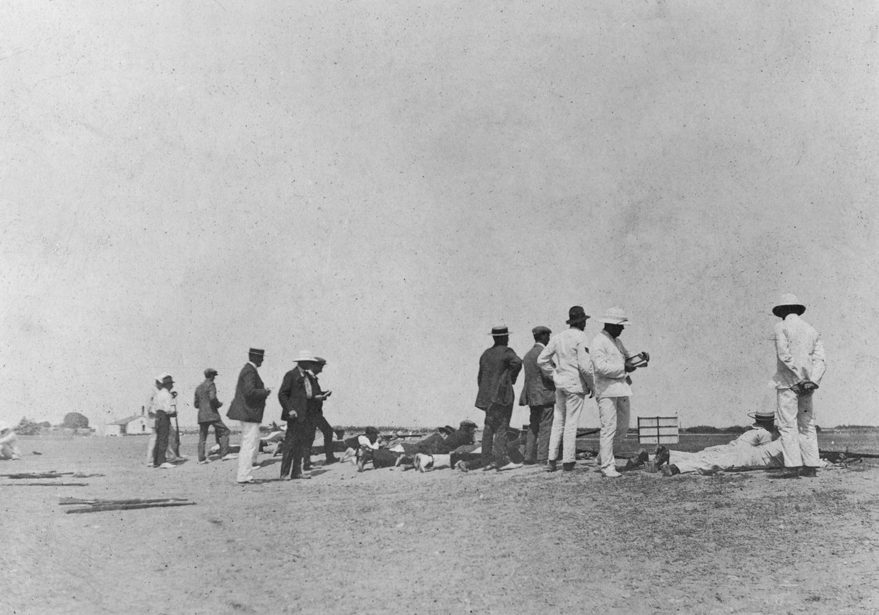 Hombres en un campo de tiro de Unbekannt