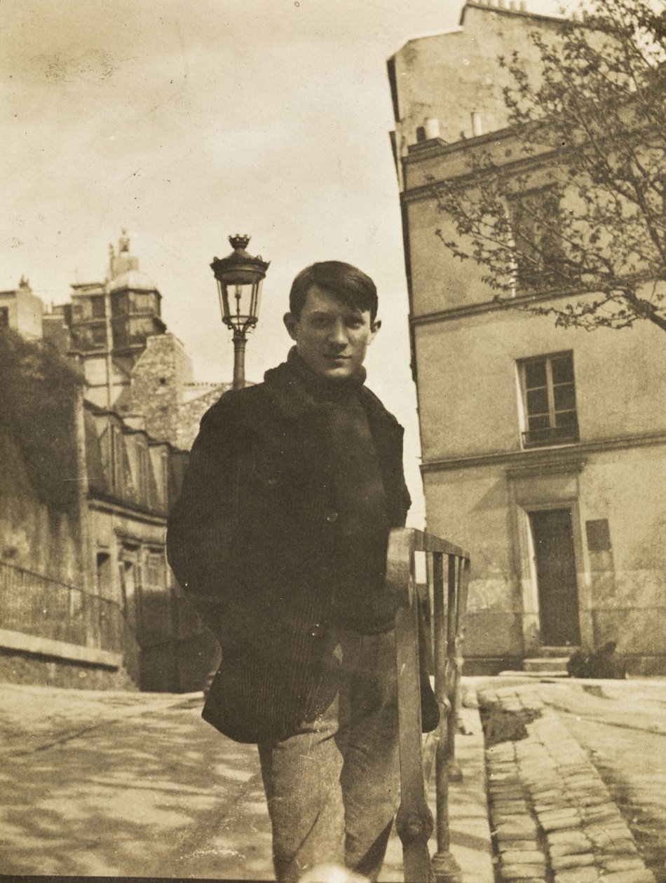 Pablo Picasso en la Place Ravignan, Montmartre, 1904 de Unbekannt
