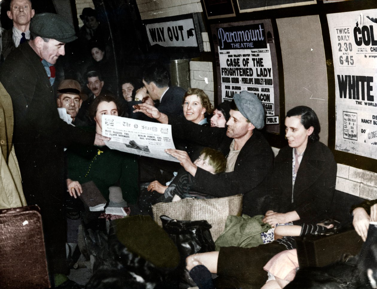 Vendedor de periódicos en el metro, Londres, c.1940 de Unbekannt
