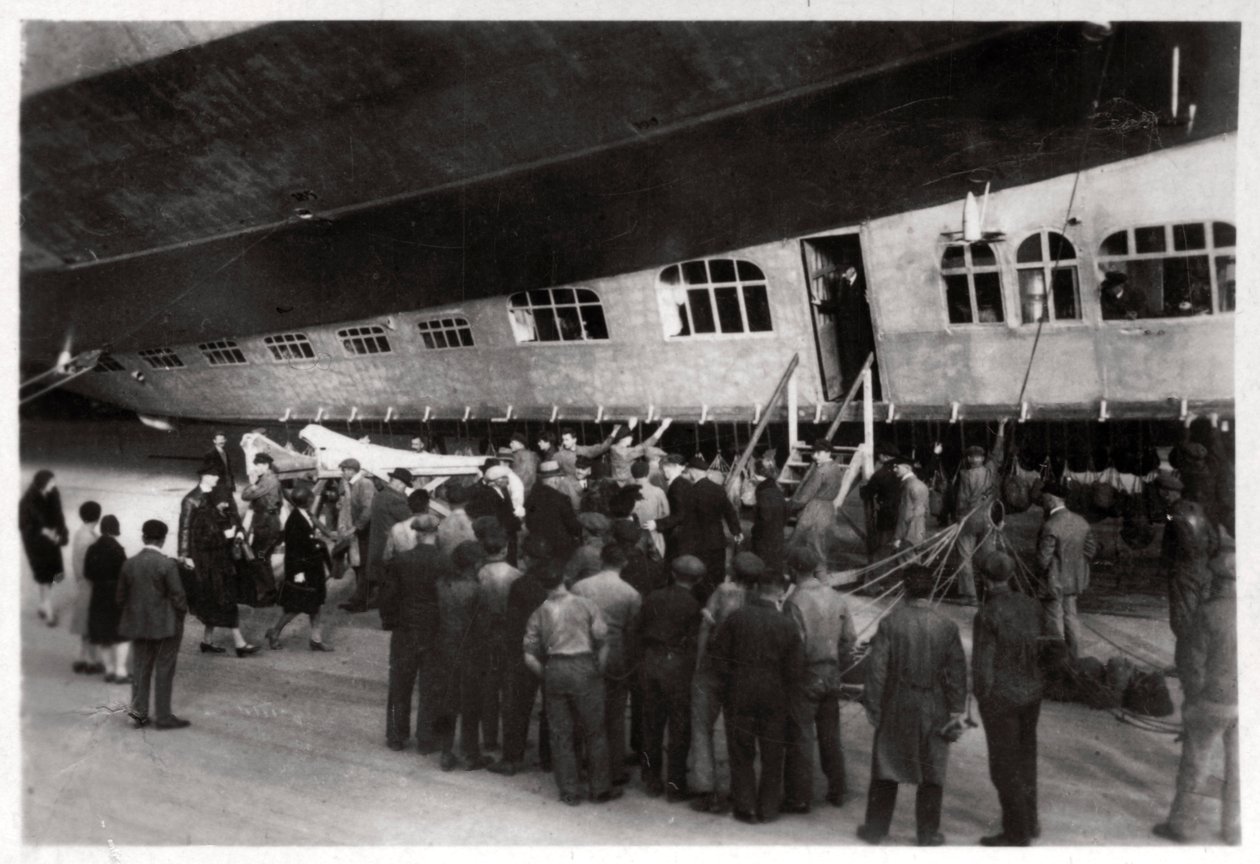 Pasajeros abordando el Zeppelin LZ 127 Graf Zeppelin, 1933 de Unbekannt