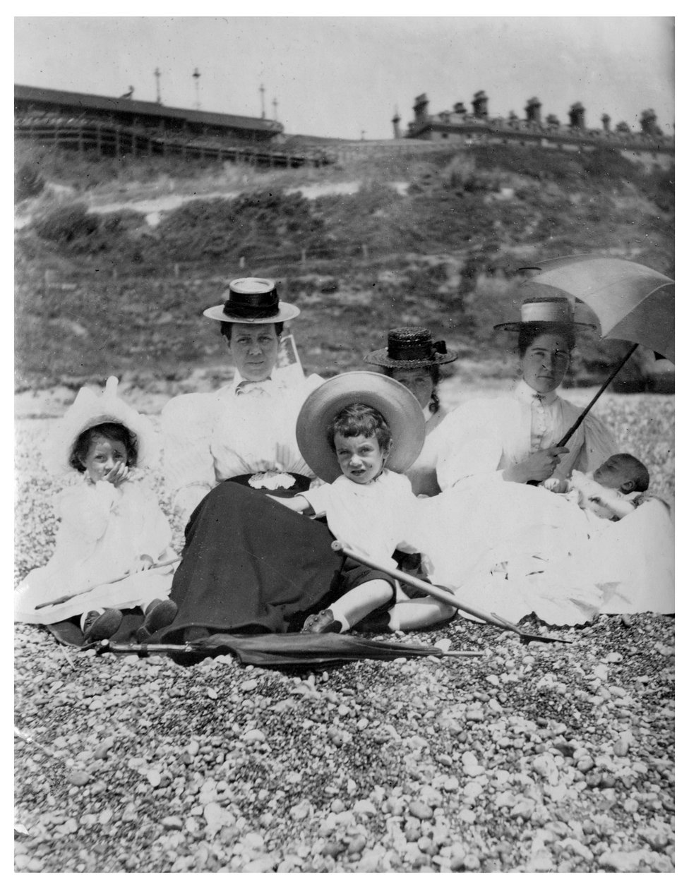 Personas en una playa, c1890-1909 de Unbekannt