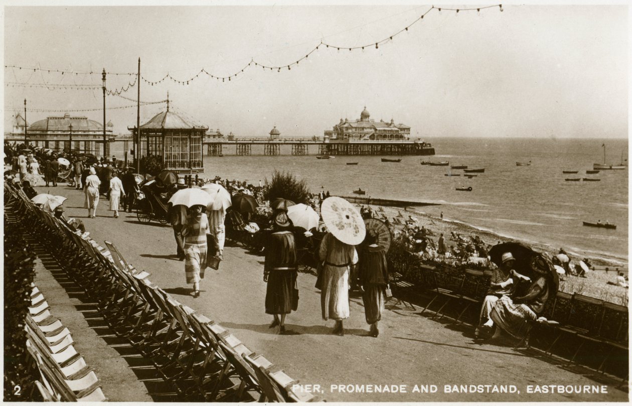 Muelle, paseo marítimo y quiosco de música, Eastbourne, Sussex, c1920s de Unbekannt