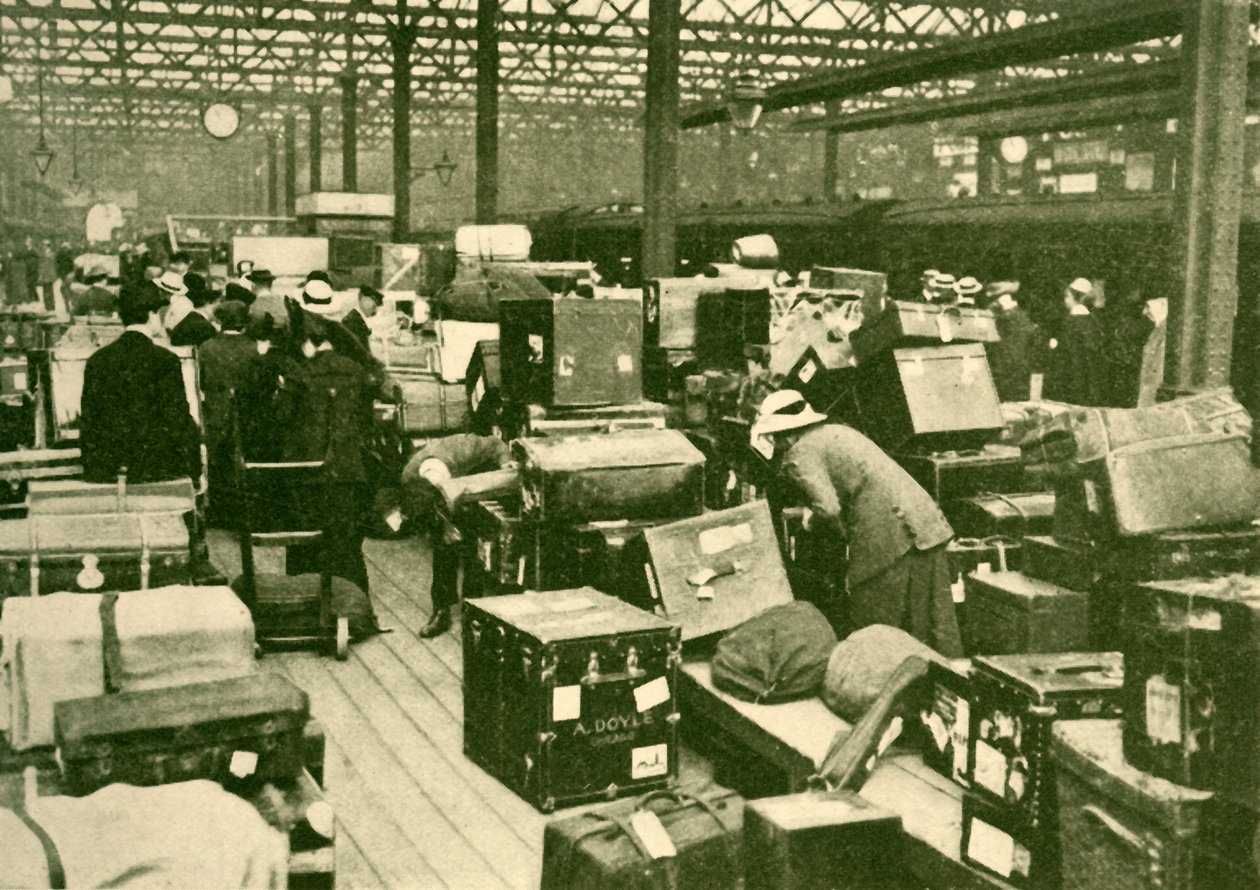 Pilas de equipaje en la estación de Charing Cross, 1930 de Unbekannt