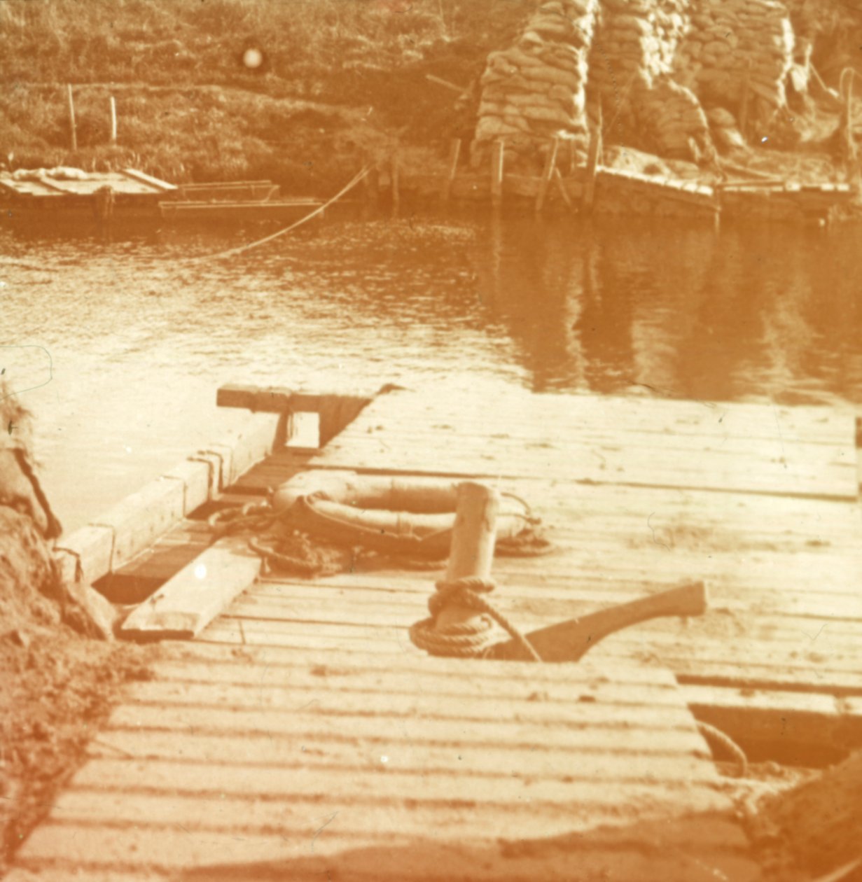 Puesto en la orilla del río, Diksmuide, Bélgica c.1914-c.1918 de Unbekannt