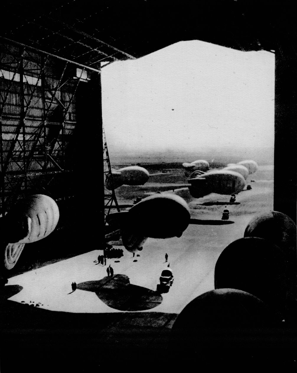 Guardando globos de barrera en un hangar, 1943 de Unbekannt