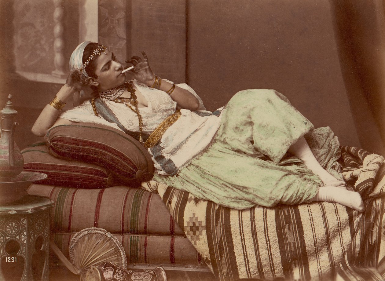 [Mujer reclinada fumando], 1870-90 de Unbekannt