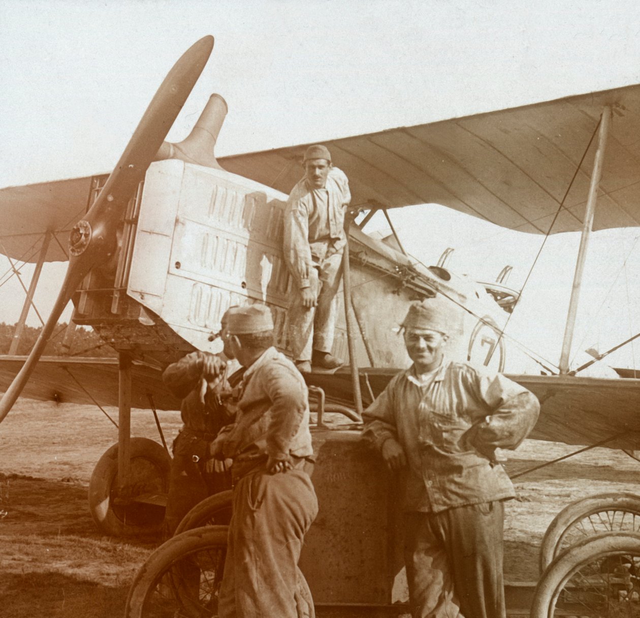 Reabastecimiento de biplano, c1914-c1918 de Unbekannt