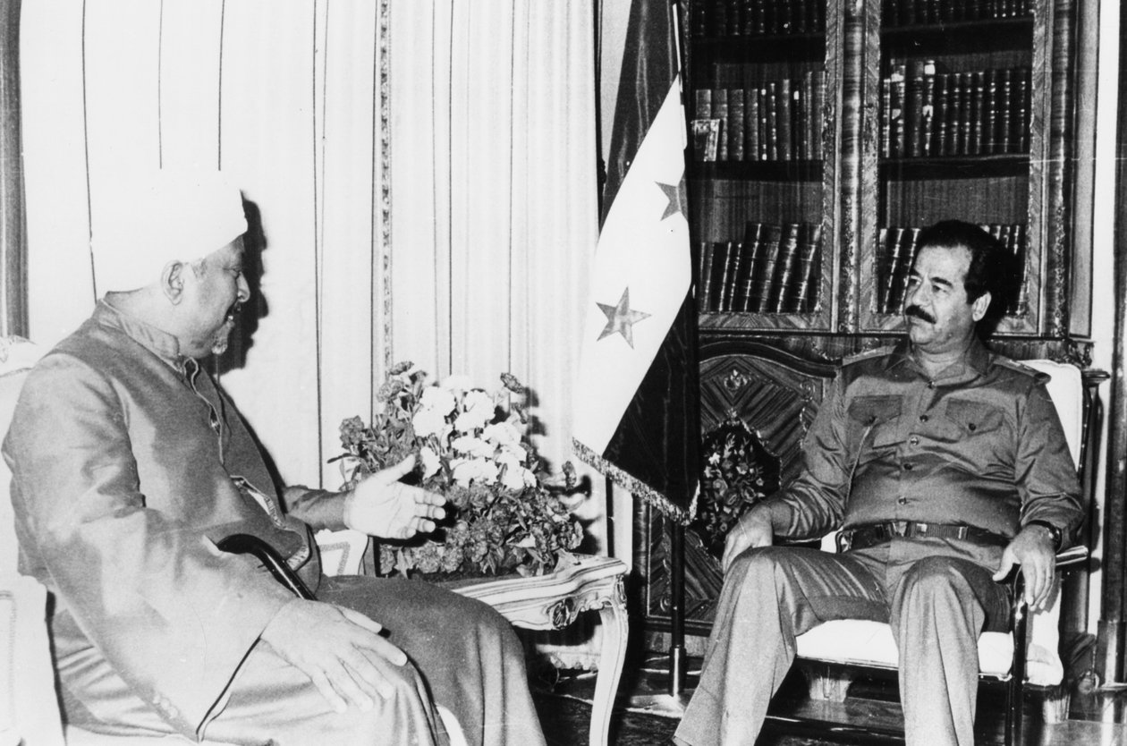 Saddam Hussein en una reunión, Irak, 1986 de Unbekannt
