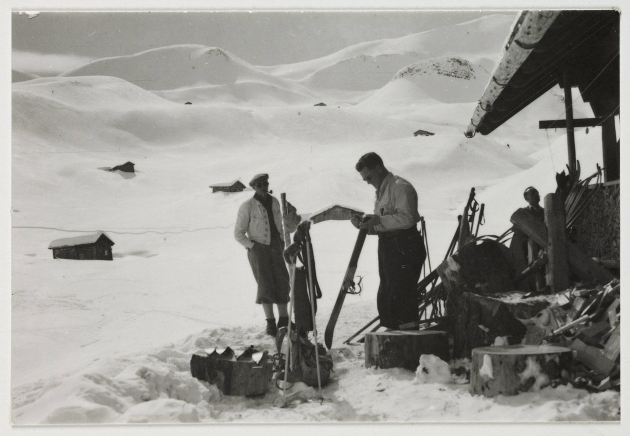 Esquiadores fuera de un chalet, c 1930 de Unbekannt