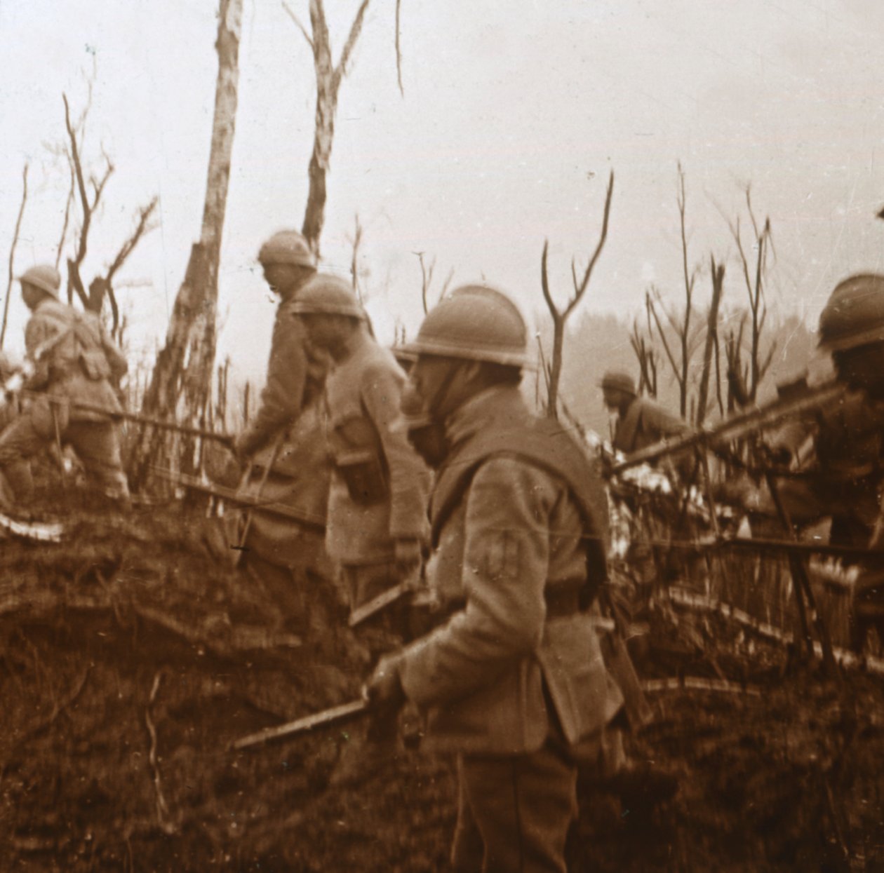 Soldados avanzando, c. 1914-c. 1918 de Unbekannt