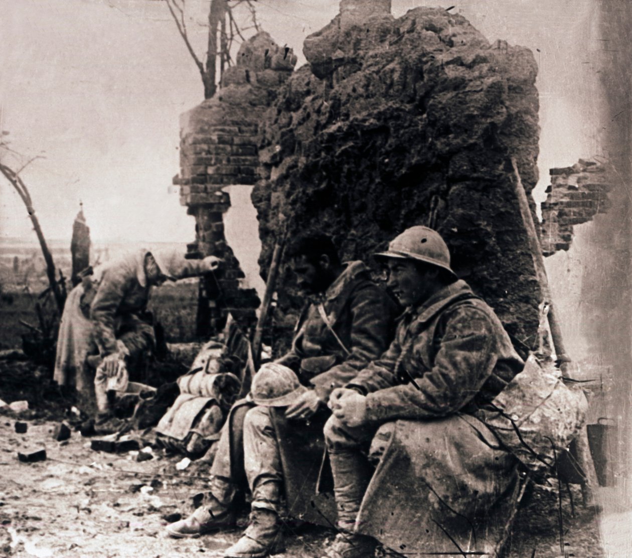 Soldados entre ruinas, c. 1914-1918 de Unbekannt