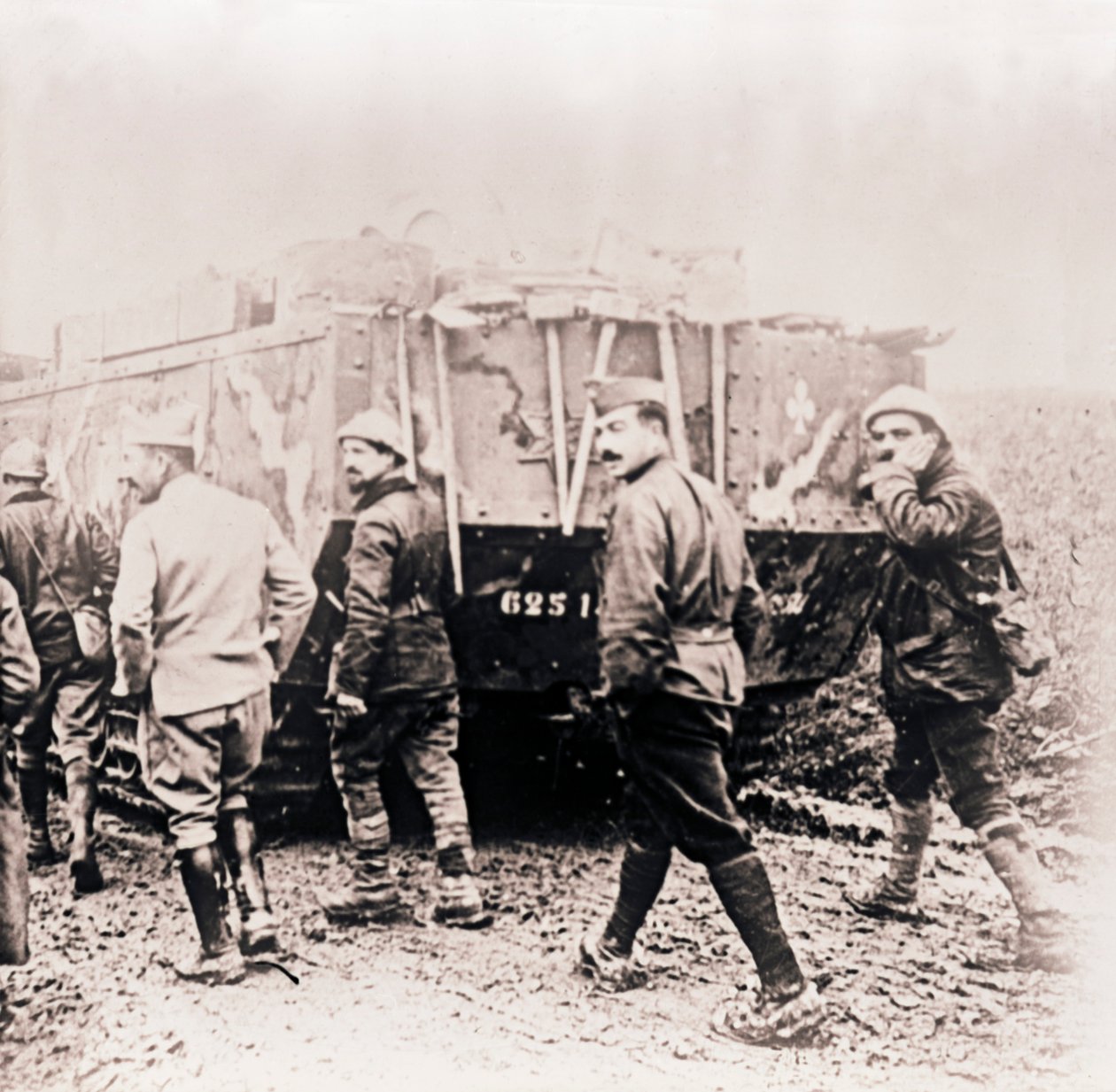Soldados caminando detrás de un tanque, c. 1914-c. 1918 de Unbekannt