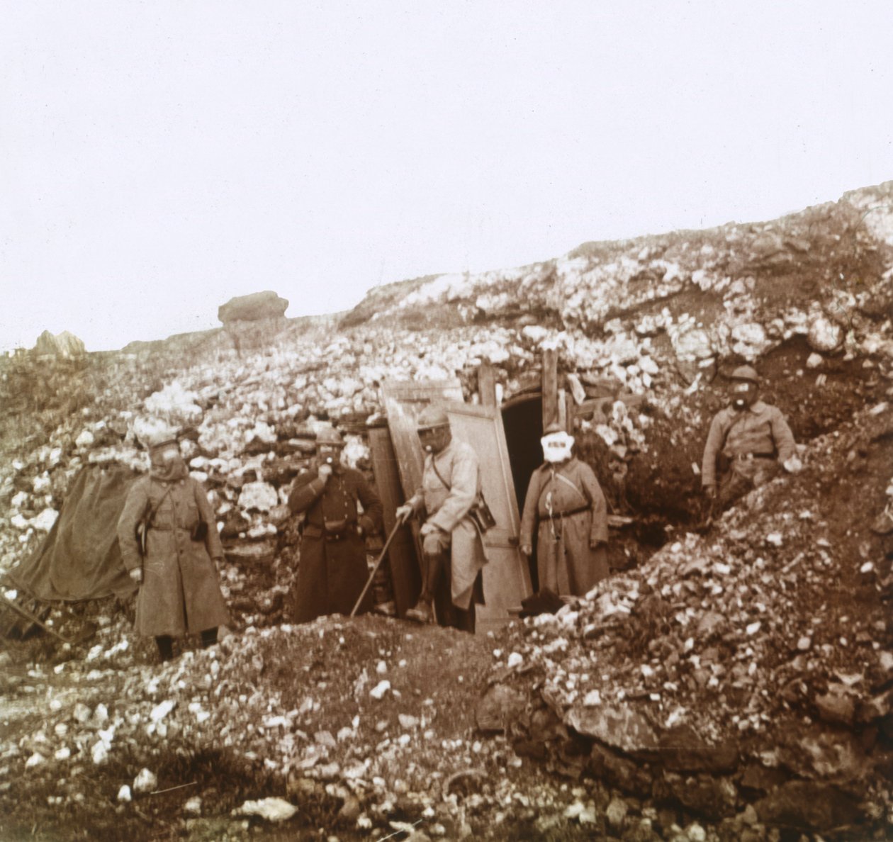 Soldados con máscaras de gas, c1914-c1918 de Unbekannt