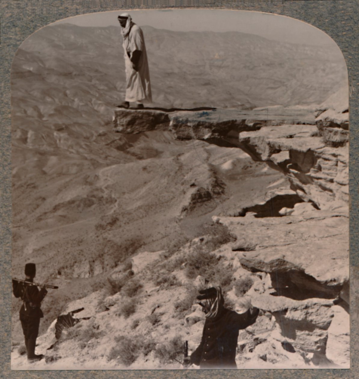 El Arno. Dragomán de pie sobre una roca, c1900 de Unbekannt