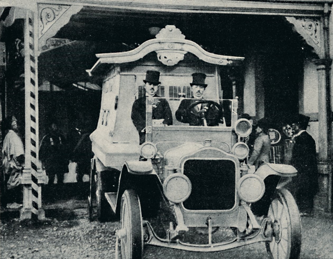 El coche fúnebre en vestimenta oriental, c1935 de Unbekannt
