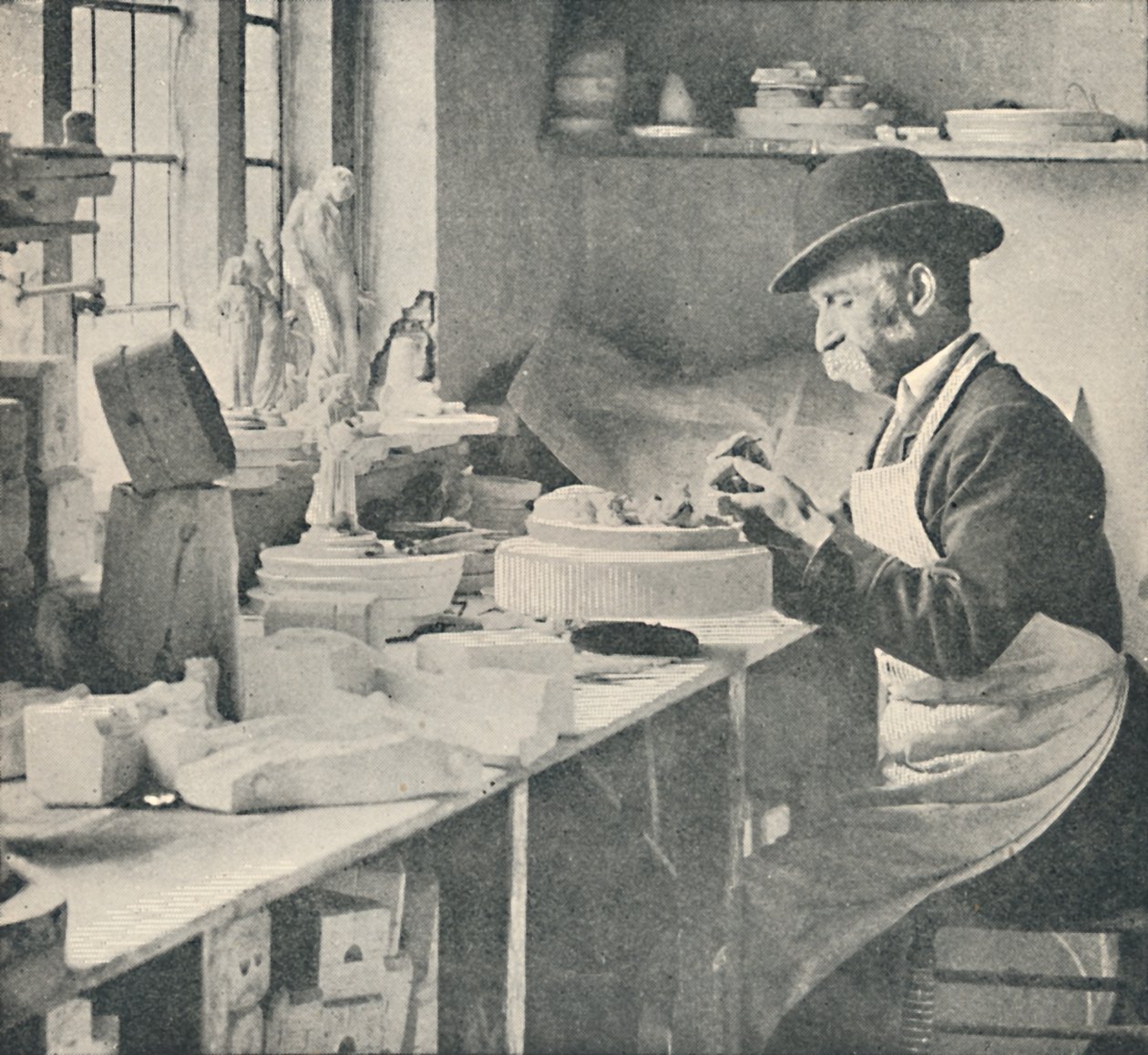Recortando partes de arcilla cruda, c. 1917 de Unbekannt