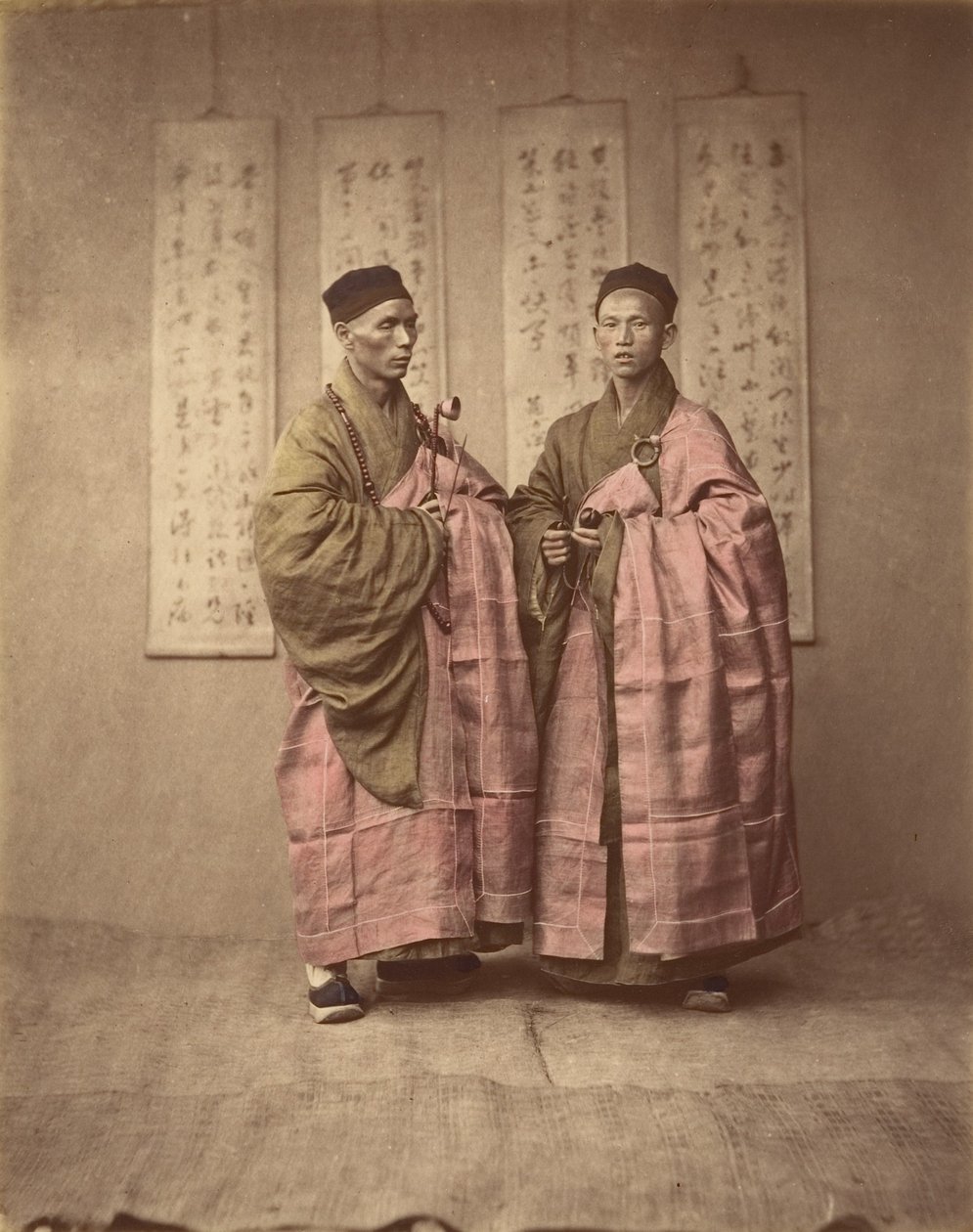 [Dos hombres chinos con vestimenta tradicional a juego], 1870s de Unbekannt