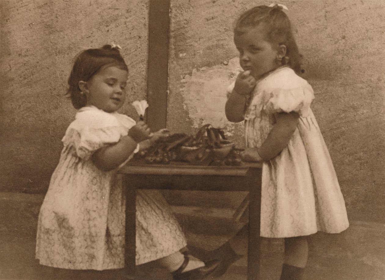 Dos niñas junto a una mesa, 1937 de Unbekannt