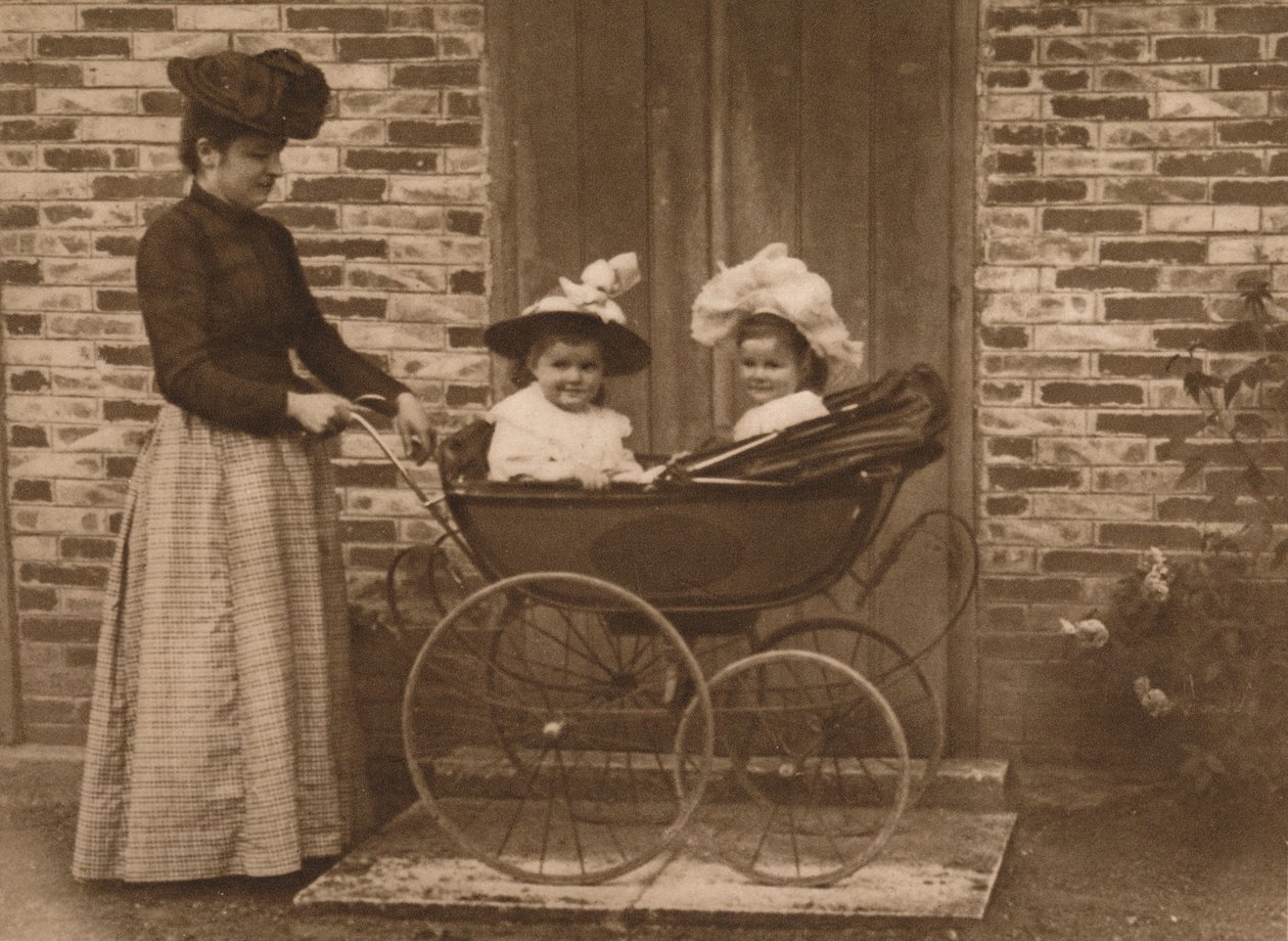 Mujer y niños en un cochecito, 1937 de Unbekannt