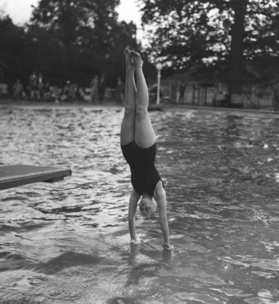 Mujer zambulléndose en una piscina, siglo XX de Unbekannt
