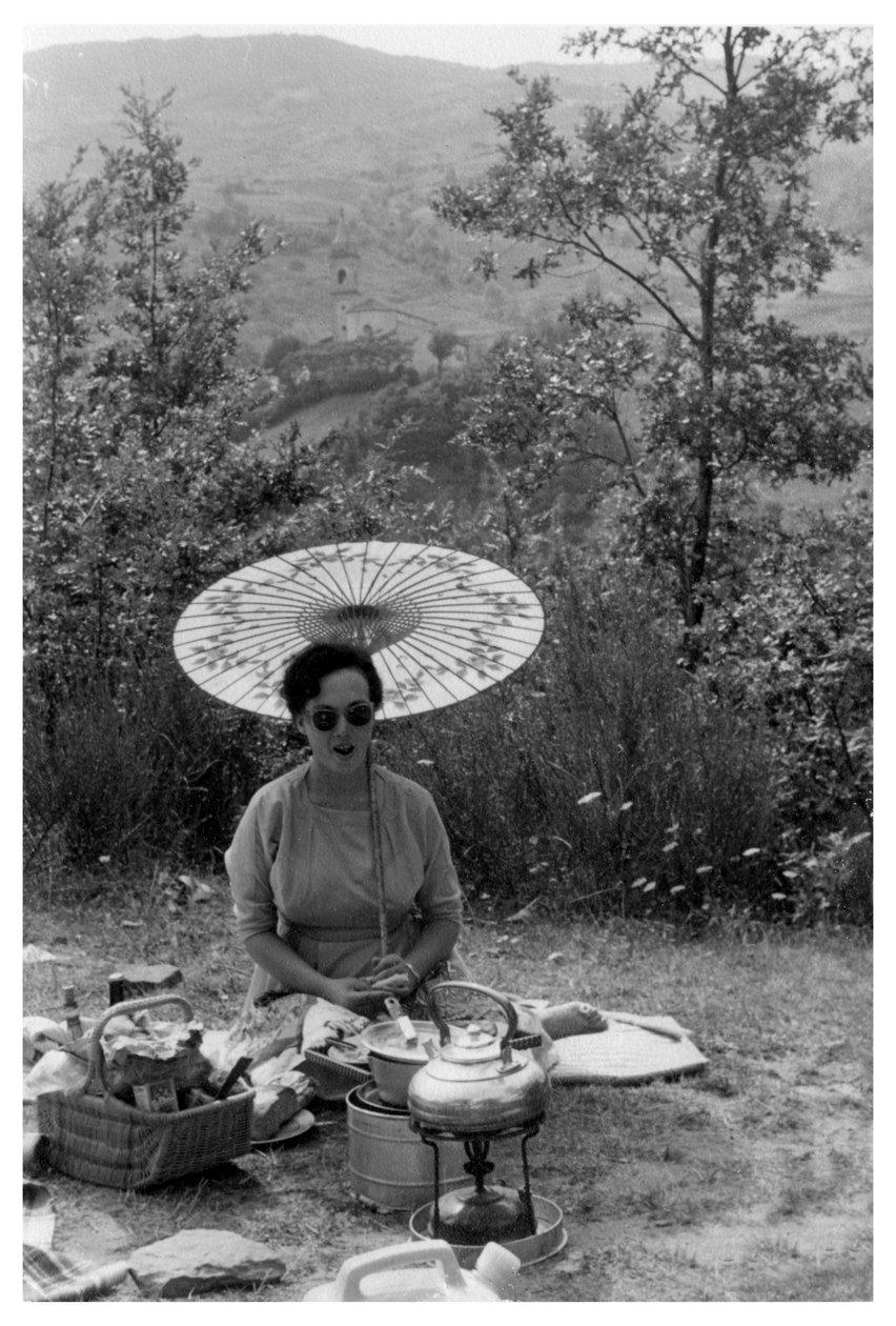 Mujer bajo una sombrilla haciendo un picnic, c1950-1969 de Unbekannt