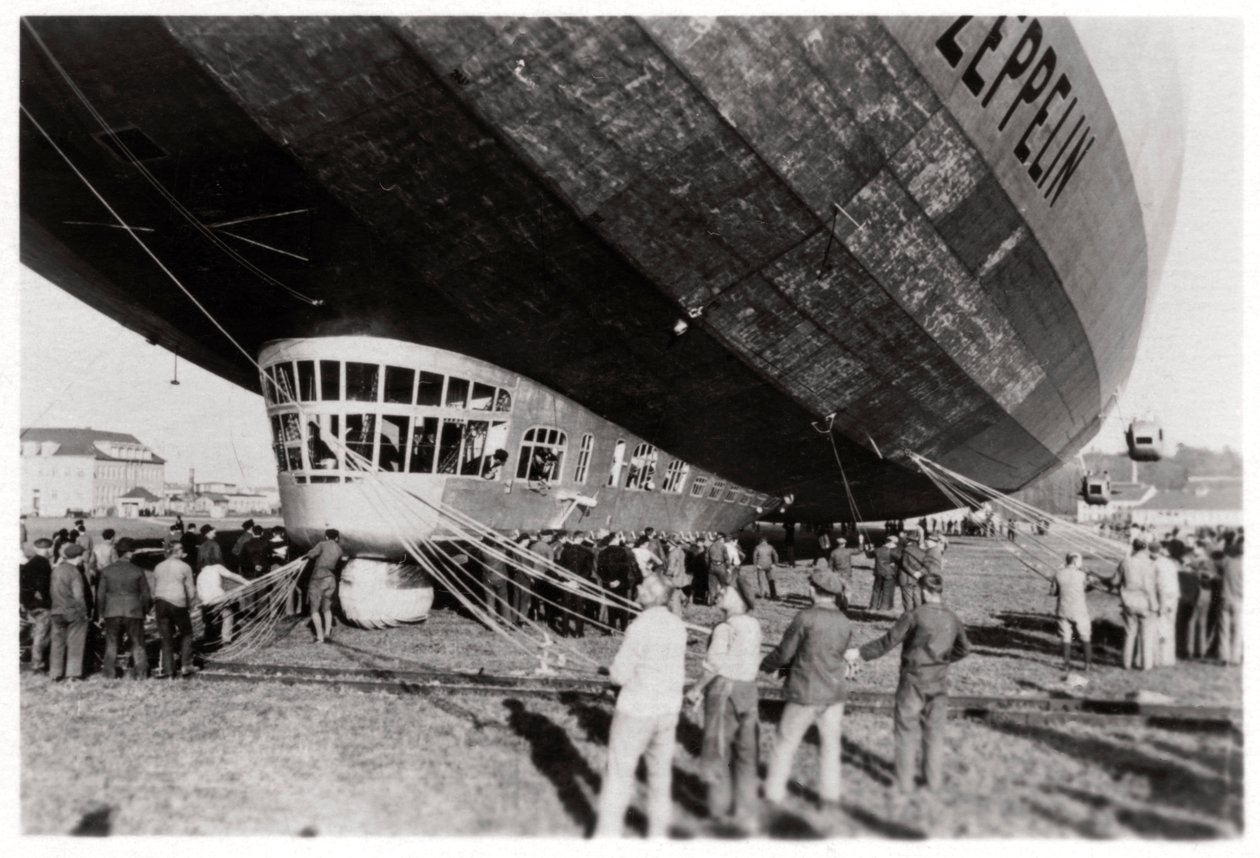 Zeppelin LZ 127 Graf Zeppelin después del aterrizaje, 1933 de Unbekannt