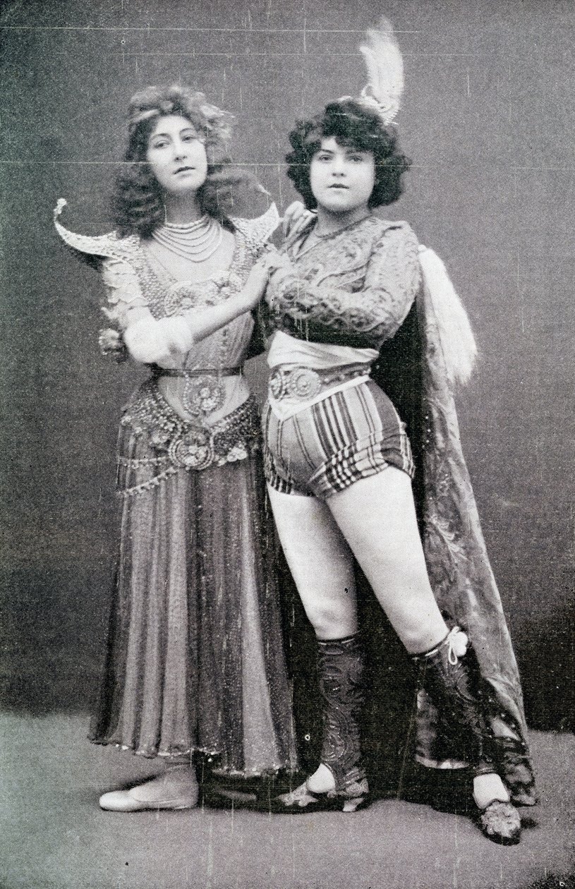 Liane de Pougy apareciendo como la diosa india "La Yakcha" en el Palace Theatre, Londres con su asistente, Lallie Pernod, 1901 de Unbekannt Unbekannt