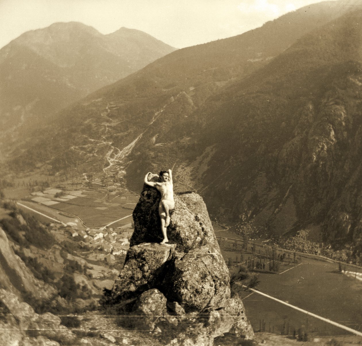 Desnudo masculino posando en una roca en un valle montañoso, c.1910 de Unbekannt Unbekannt