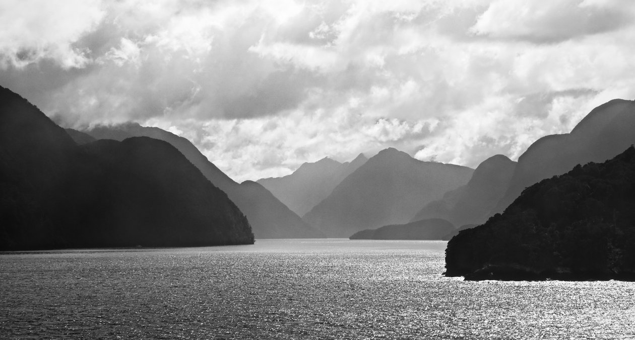 Capas de montaña en blanco y negro, 2018 de Unbekannt Unbekannt