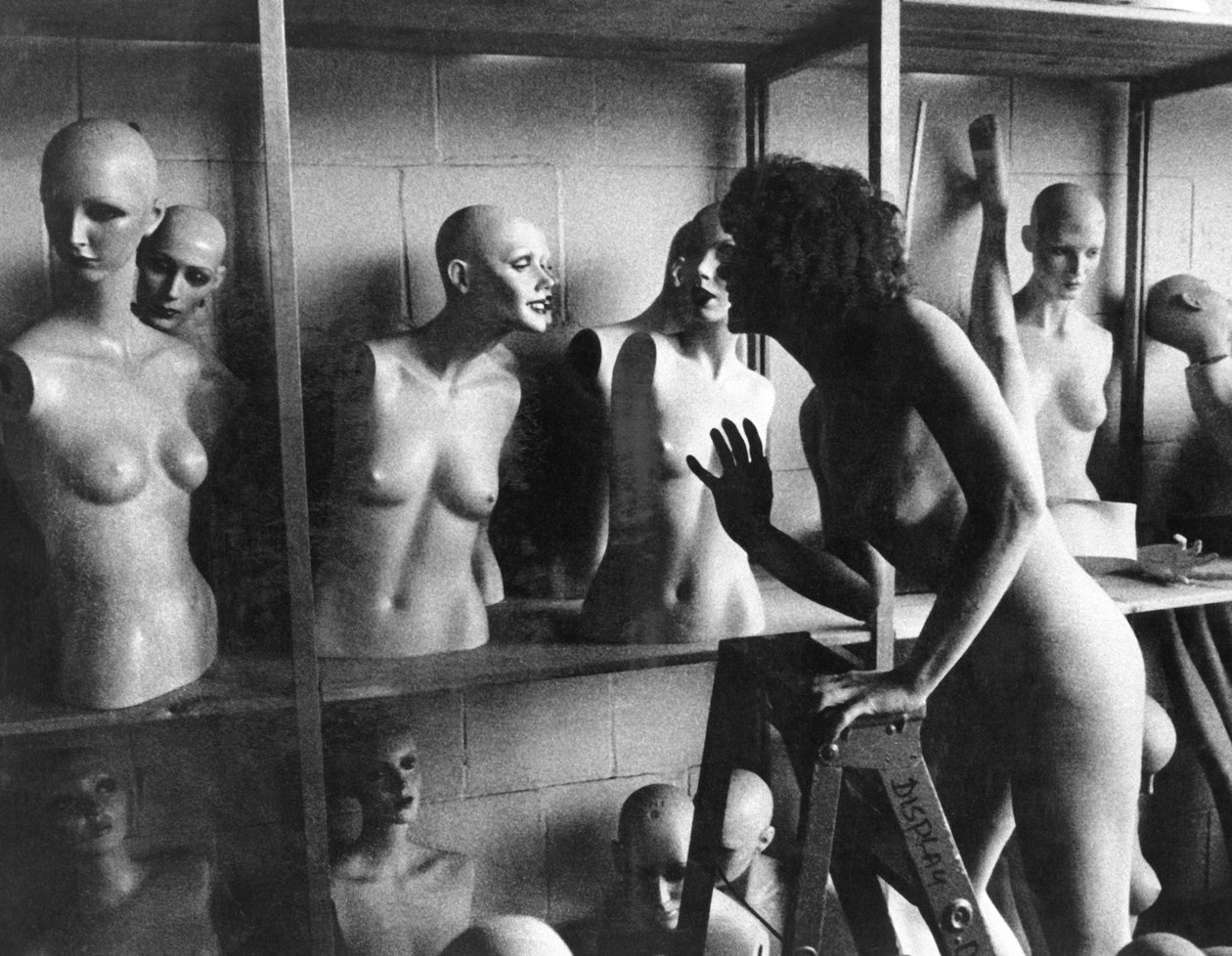 Estados Unidos: c.1966 Una mujer desnuda en una escalera charla con una cabeza de maniquí de Unbekannt Unbekannt