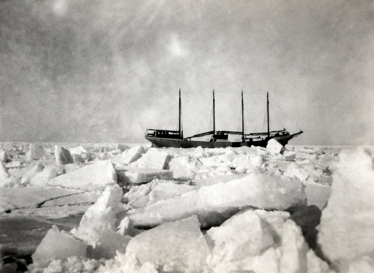 Un barco de cuatro esteras navegando entre los icebergs. de Unbekannter Künstler