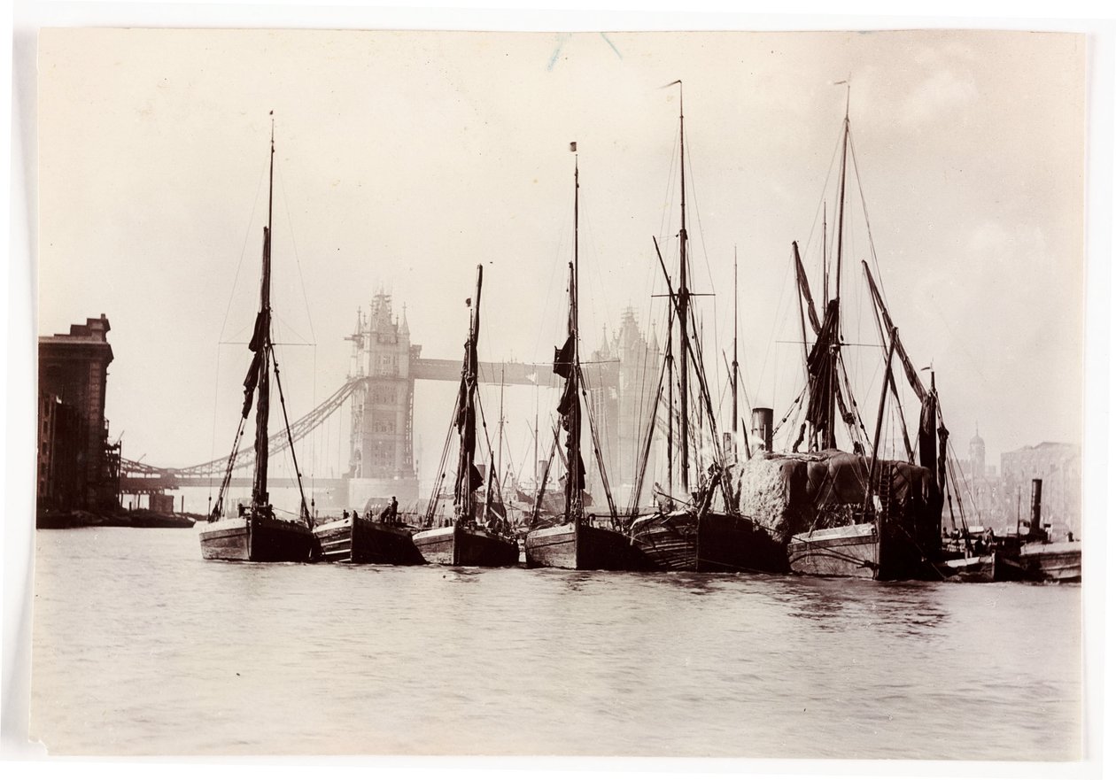 Barcos amarrados en Tower Bridge de Unbekannt