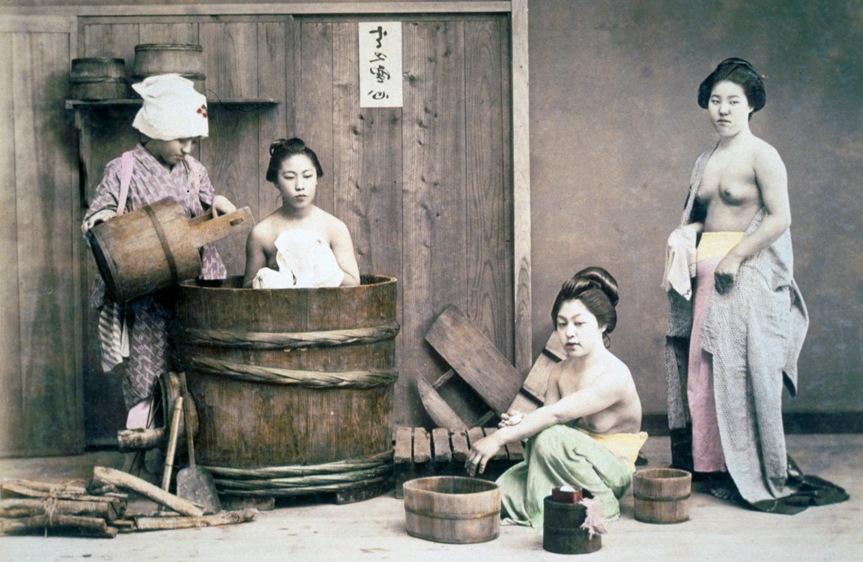 Geishas bañándose, c.1880s (foto coloreada a mano) de Unbekannter Künstler